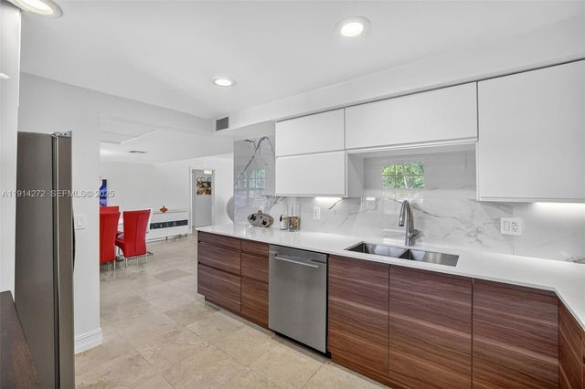 3611 Oaks Clubhouse Drive 202, Pompano Beach, FL 33069
