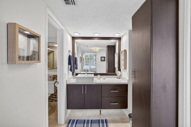 3611 Oaks Clubhouse Drive 202, Pompano Beach, FL 33069