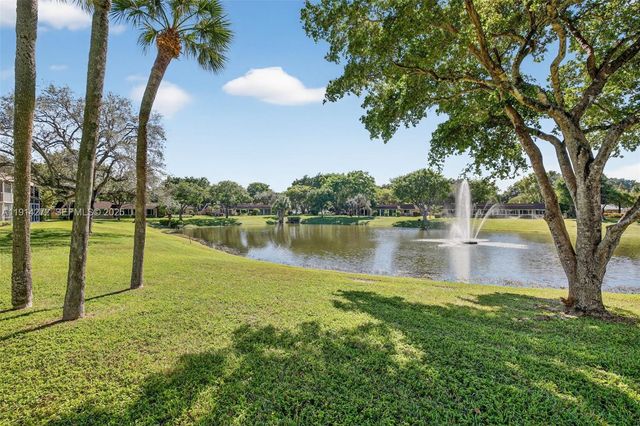 3611 Oaks Clubhouse Drive 202, Pompano Beach, FL 33069