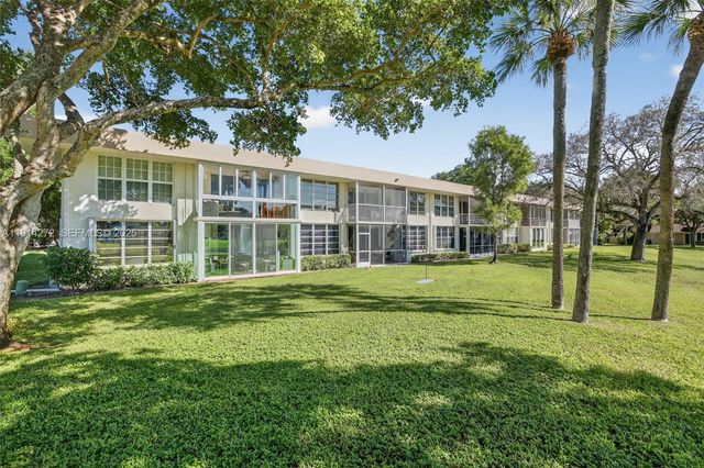 3611 Oaks Clubhouse Drive 202, Pompano Beach, FL 33069