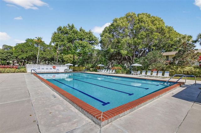3611 Oaks Clubhouse Drive 202, Pompano Beach, FL 33069