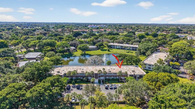 3611 Oaks Clubhouse Drive 202, Pompano Beach, FL 33069