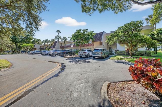 3611 Oaks Clubhouse Drive 202, Pompano Beach, FL 33069