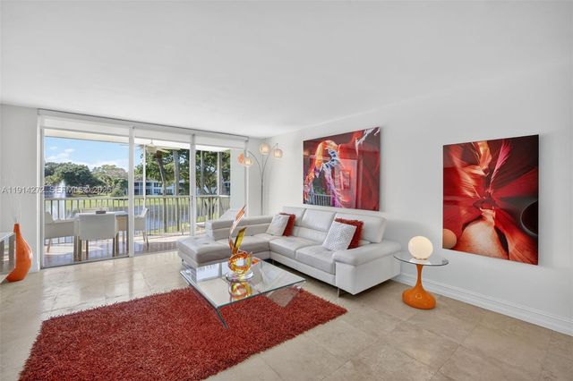 3611 Oaks Clubhouse Drive 202, Pompano Beach, FL 33069
