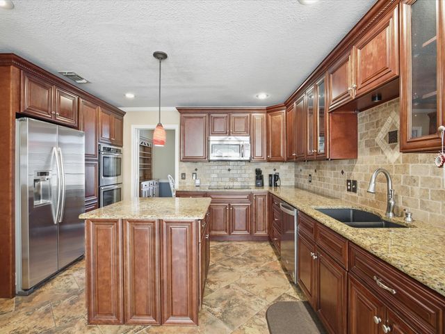 3428 Pembroke Place, Bedford, TX 76021