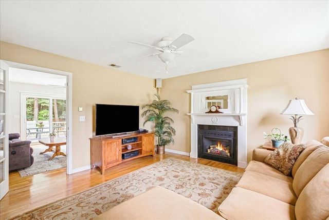 12 Spenser Dr, Halifax, MA 02338