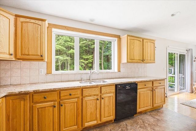 12 Spenser Dr, Halifax, MA 02338