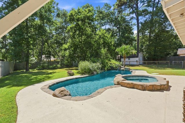 2406 Carriage Lamp Lane, Conroe, TX 77384