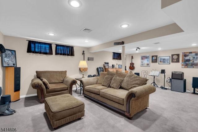 31 Weir Pl, Ringwood Boro, NJ 07456