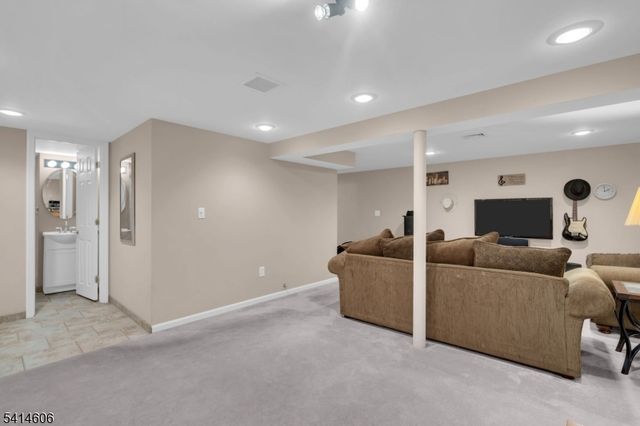 31 Weir Pl, Ringwood Boro, NJ 07456