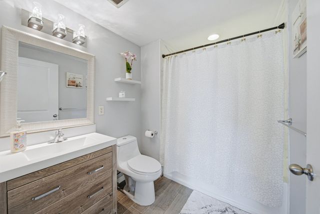 113 Sumner St 42, Boston, MA 02128