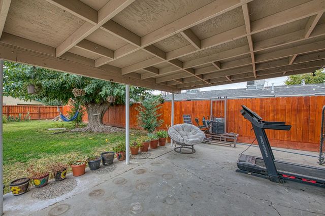 2471 Nebraska, Selma, CA 93662