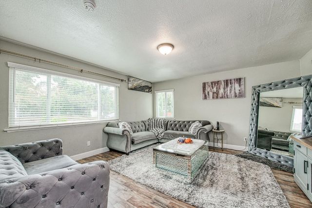 2471 Nebraska, Selma, CA 93662