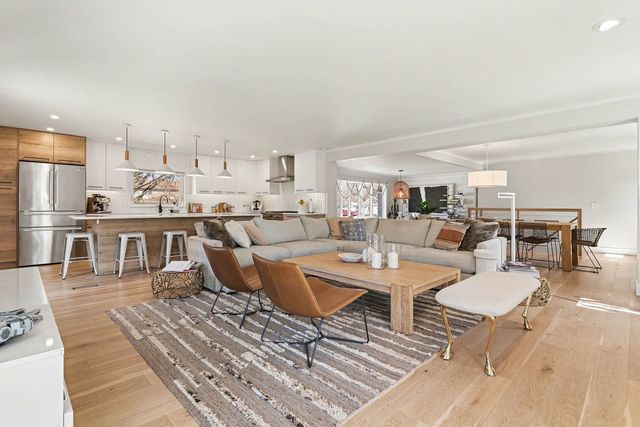 1515 E Oakton Street, Arlington Heights, IL 60004