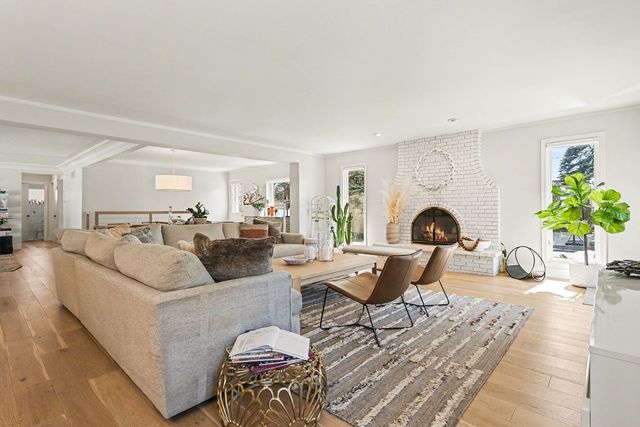 1515 E Oakton Street, Arlington Heights, IL 60004