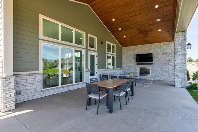 5831 NW 90th Street, Johnston, IA 50131