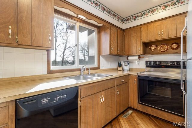 20164 SW OAKWOOD Drive, Lebanon, MO 65536