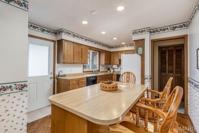 20164 SW OAKWOOD Drive, Lebanon, MO 65536