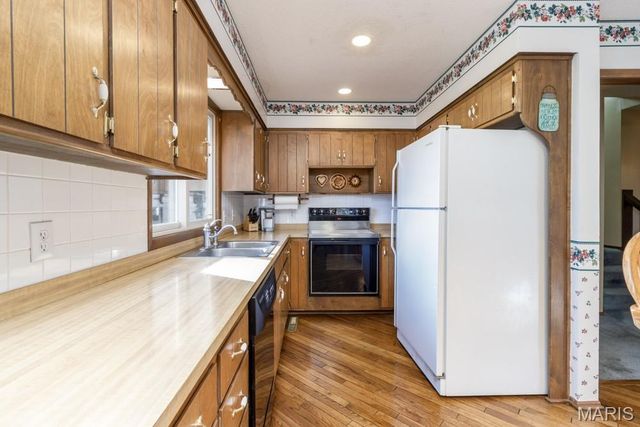 20164 SW OAKWOOD Drive, Lebanon, MO 65536