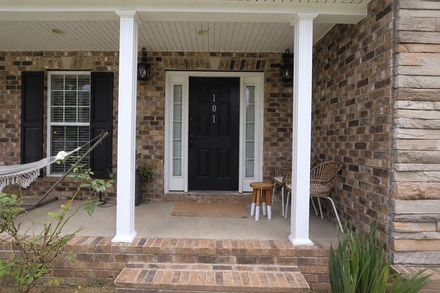 101 Brook Hollow Ct, Bon Aqua, TN 37025