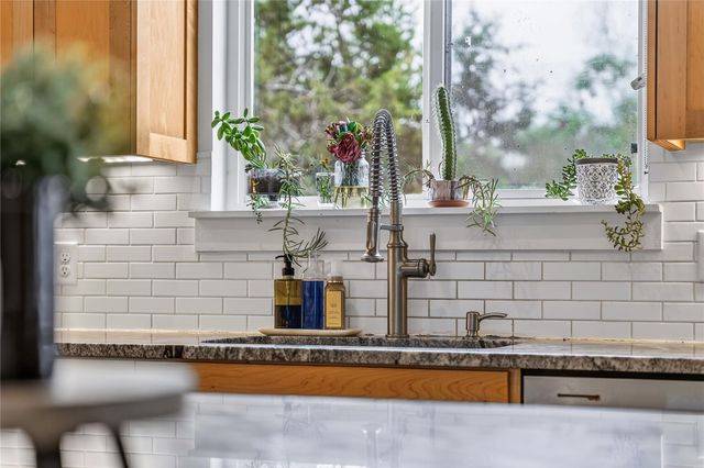 21002 Brewer LN, Lago Vista, TX 78645