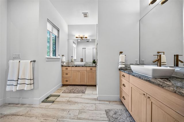 21002 Brewer LN, Lago Vista, TX 78645