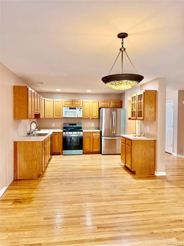 195 Pinebrook Drive, Hyde Park, NY 12538