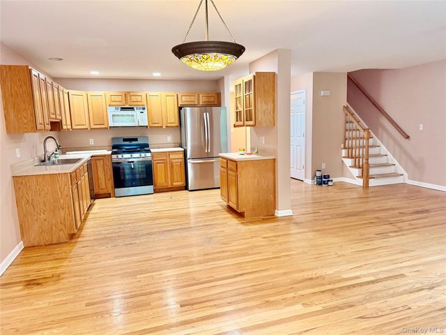 195 Pinebrook Drive, Hyde Park, NY 12538