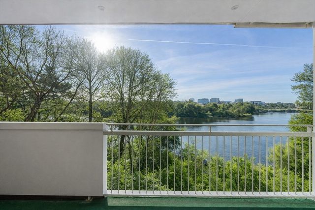 231 Coolidge Ave 405, Watertown, MA 02472