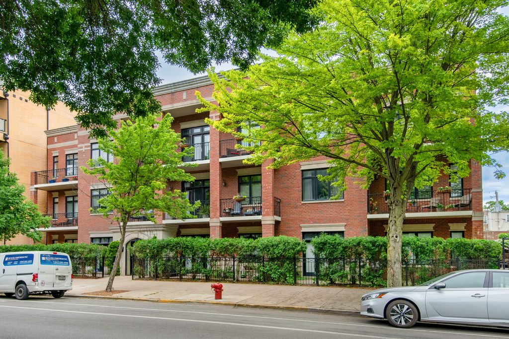 Image 1 of property listing at 4927 N DAMEN Avenue 1C, Chicago, IL 60625