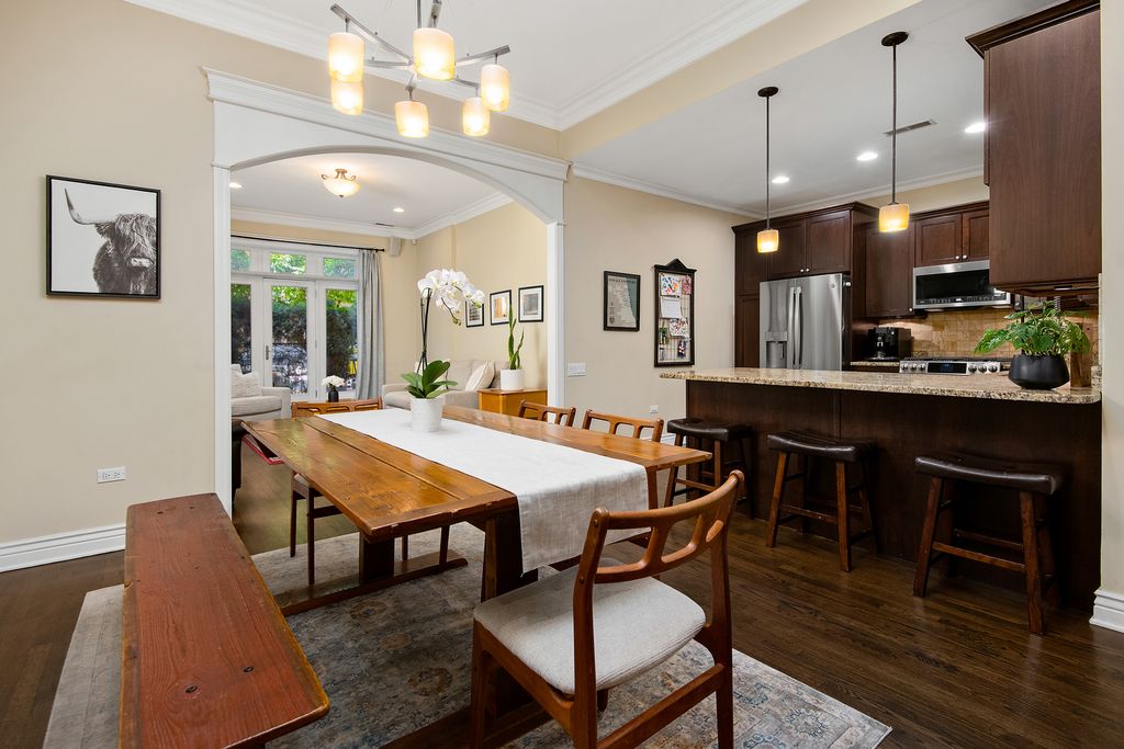 Image 2 of property listing at 4927 N DAMEN Avenue 1C, Chicago, IL 60625