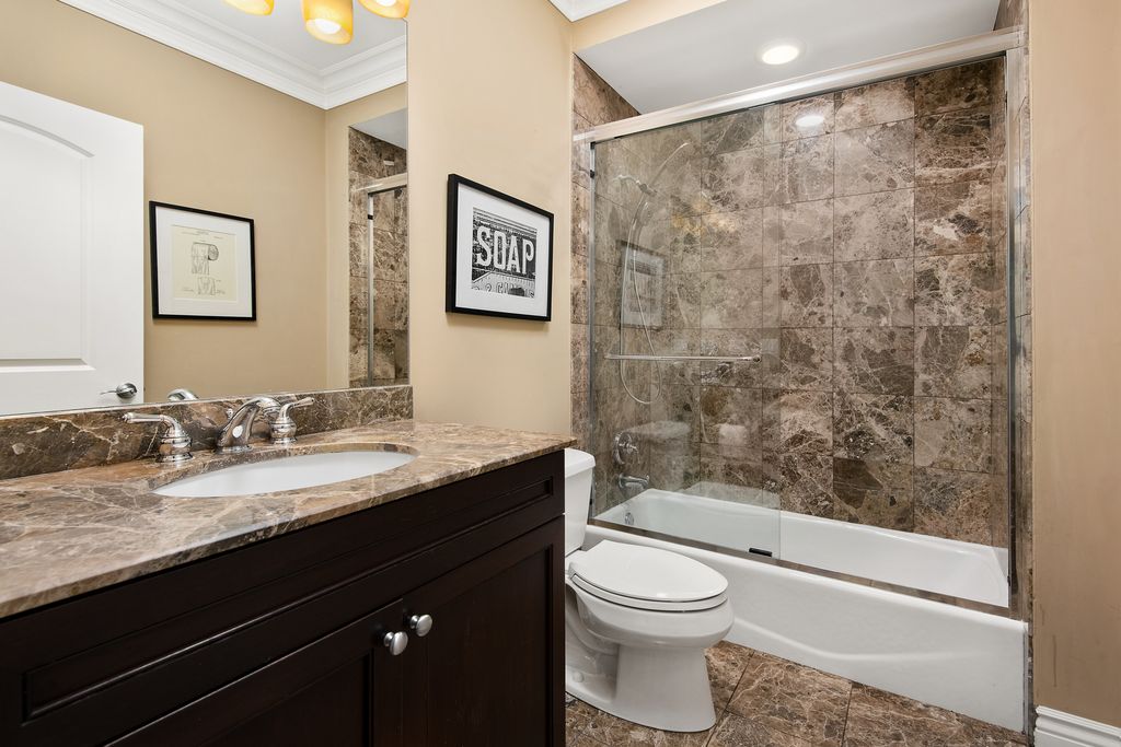 Image 12 of property listing at 4927 N DAMEN Avenue 1C, Chicago, IL 60625