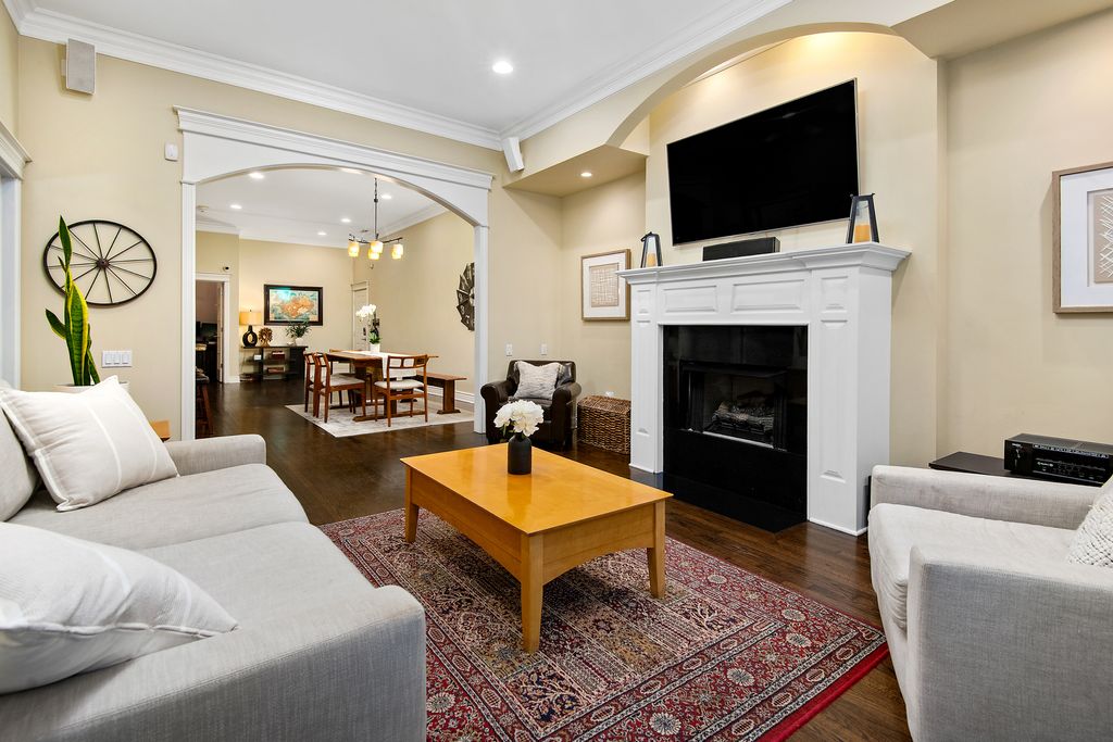 Image 4 of property listing at 4927 N DAMEN Avenue 1C, Chicago, IL 60625