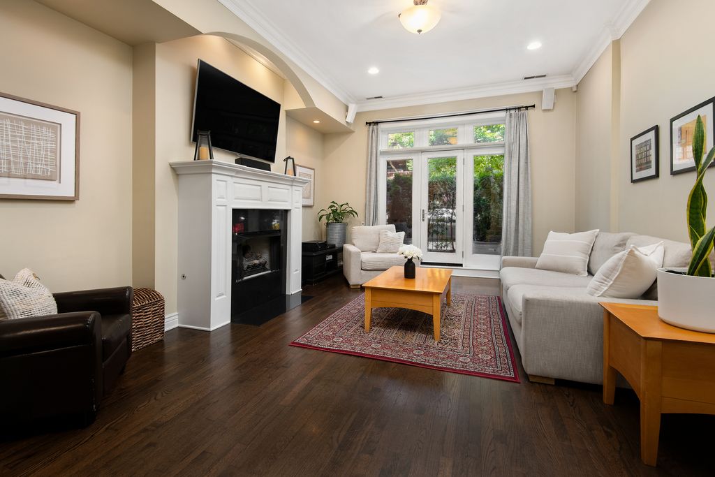Image 5 of property listing at 4927 N DAMEN Avenue 1C, Chicago, IL 60625