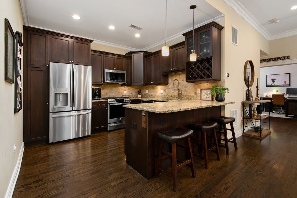 Image 7 of property listing at 4927 N DAMEN Avenue 1C, Chicago, IL 60625