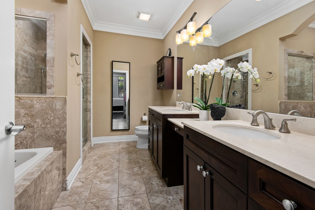Image 10 of property listing at 4927 N DAMEN Avenue 1C, Chicago, IL 60625