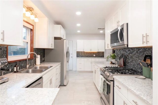 13744 Bessemer St, Valley Glen, CA 91401