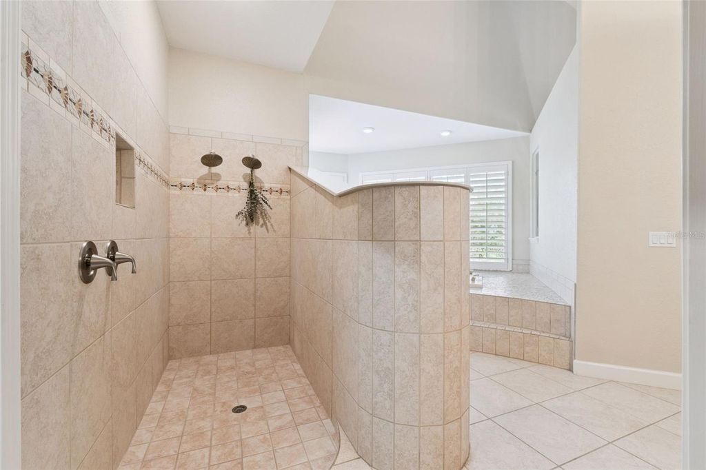 Image 21 of property listing at 10442 BIRCH TREE LANE, Windermere, FL 34786