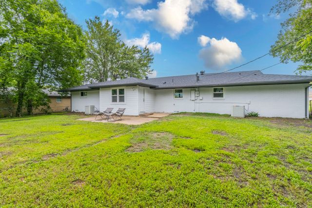 1404 Country Club Road, Ennis, TX 75119