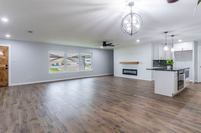 1404 Country Club Road, Ennis, TX 75119