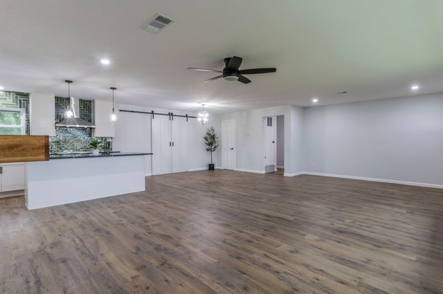 1404 Country Club Road, Ennis, TX 75119
