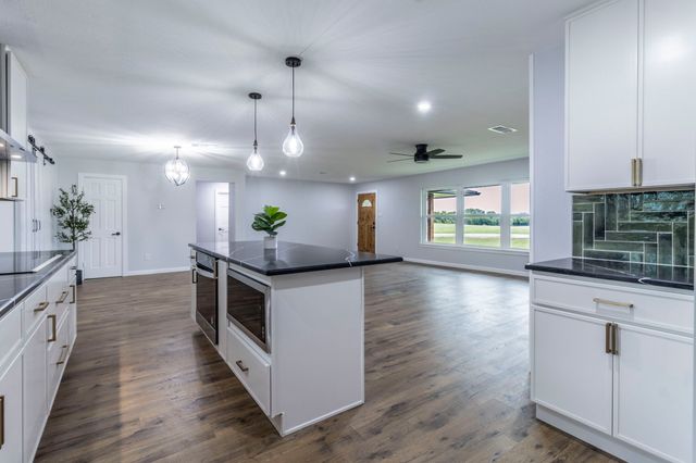 1404 Country Club Road, Ennis, TX 75119