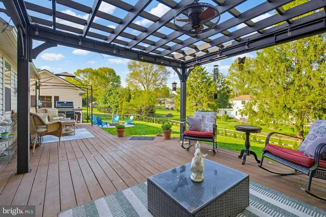 7 THORNHILL LN, Willow Street, PA 17584