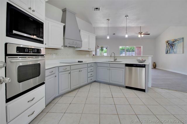 2602 SW Wolf Run Drive, Claremore, OK 74019