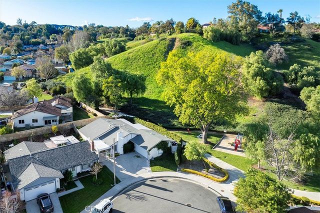 25897 Ramillo, Valencia, CA 91355