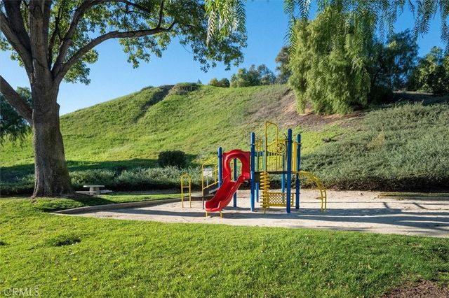 25897 Ramillo, Valencia, CA 91355