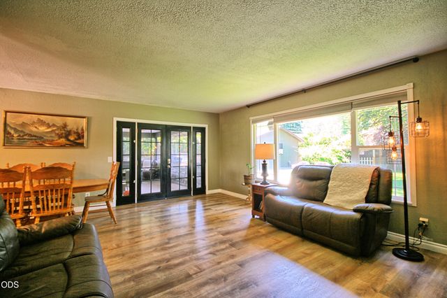 2162 Happy Valley Drive, Medford, OR 97501