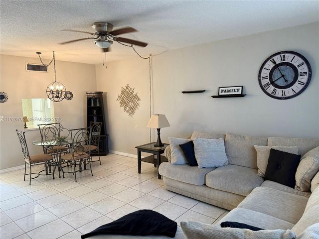 2820 NE 201st Ter F217, Aventura, FL 33180