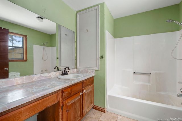 434 Spur Dr, Bandera, TX 78003