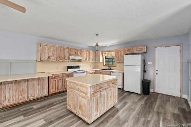434 Spur Dr, Bandera, TX 78003